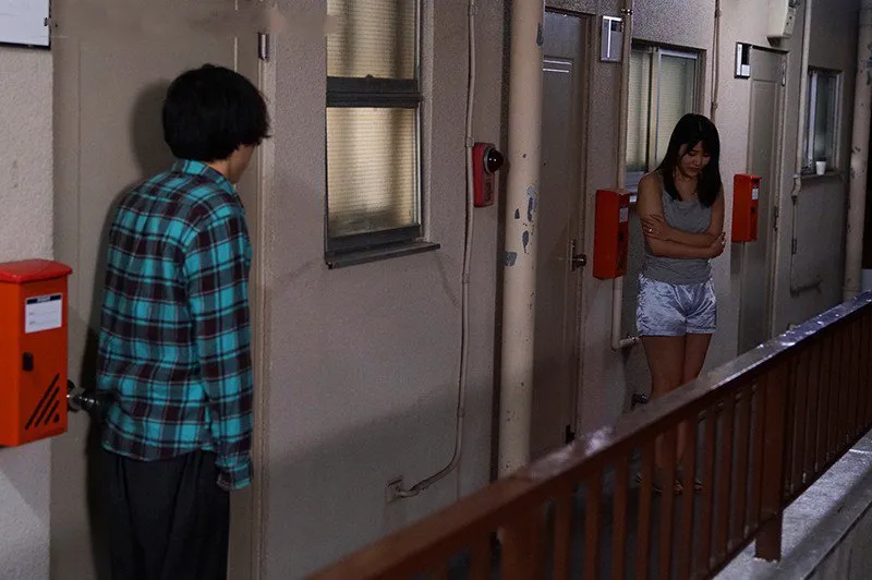 Bí mật vụng trộm với cô nàng nhà bên cãi nhau bị chồng đuổi ra cửa