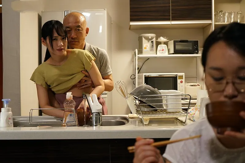 Gã chồng nắc con gái riêng của vợ khi biết cô vợ không thể sinh con cho mình