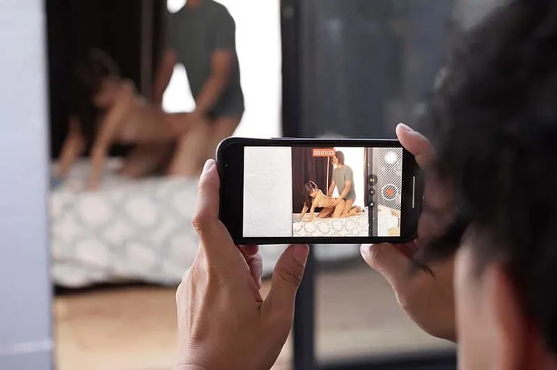 Quay lén em nữ học sinh ở căn hộ đối diện vụng trộm quên đóng cửa sổ để tống tình