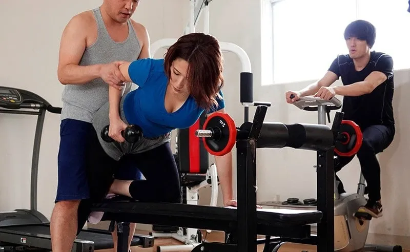 Gã chồng phát hiện vợ yêu "đi ngoài" với huấn luyện viên thể hình