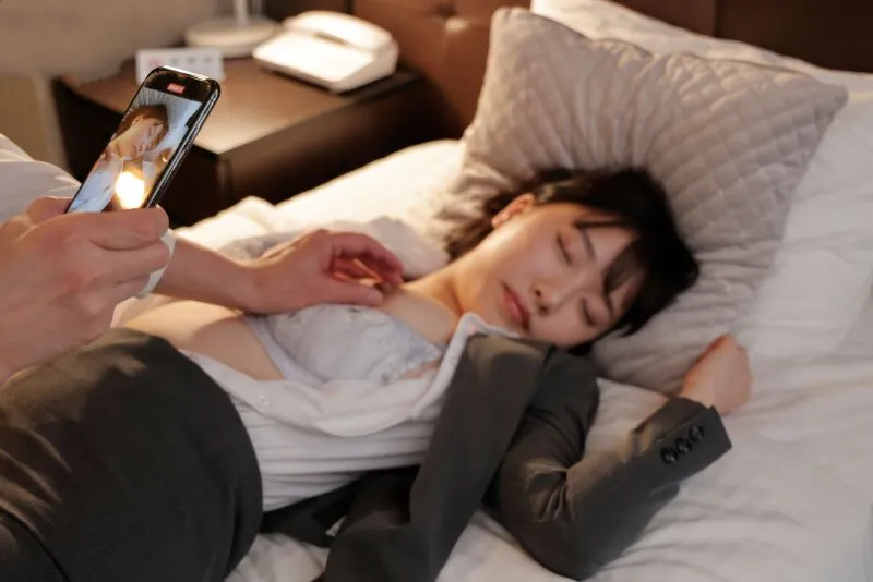 Chuyến công tác với kẻ gây tiếng vang quấy rối ở công ty, cô gái bị chuốc thuốc ngủ