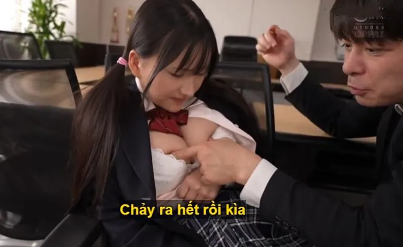Trong suốt 3 năm, thầy giáo rèn luyện cô học trò ngực đẹp thành "cái bình đựng tinh".