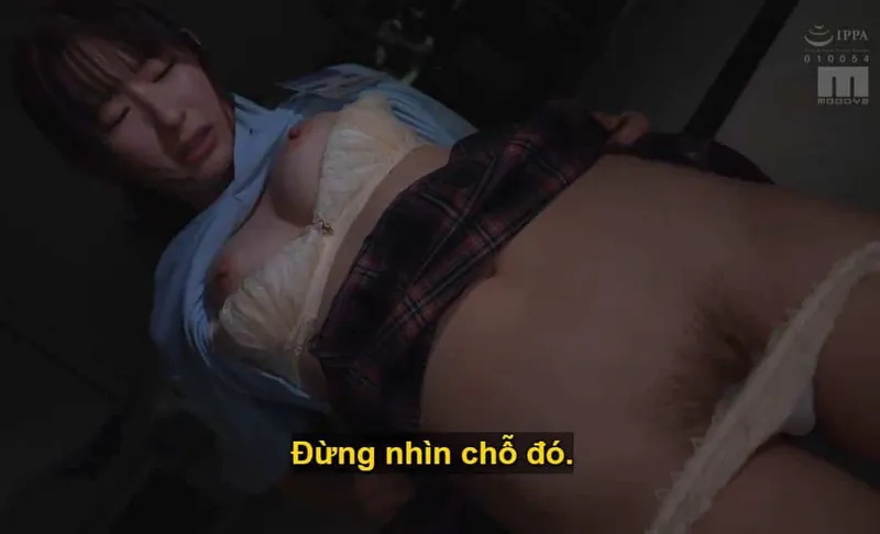 Người sếp tính kế "dạy dỗ" cô nhân viên dưới quyền kiêu kỳ lười nhác, suốt ngày chỉ mải mê chat chit với người yêu.